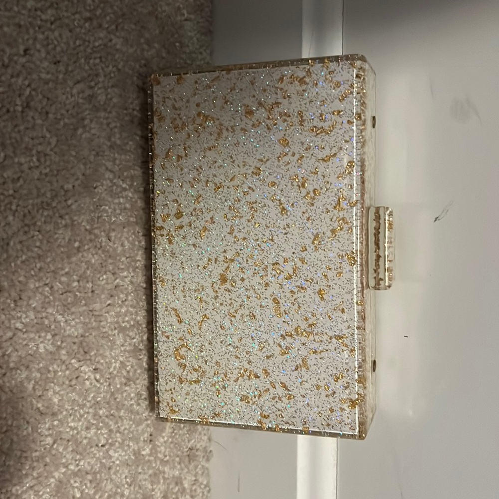 Hard case clutch with detachable chain strap